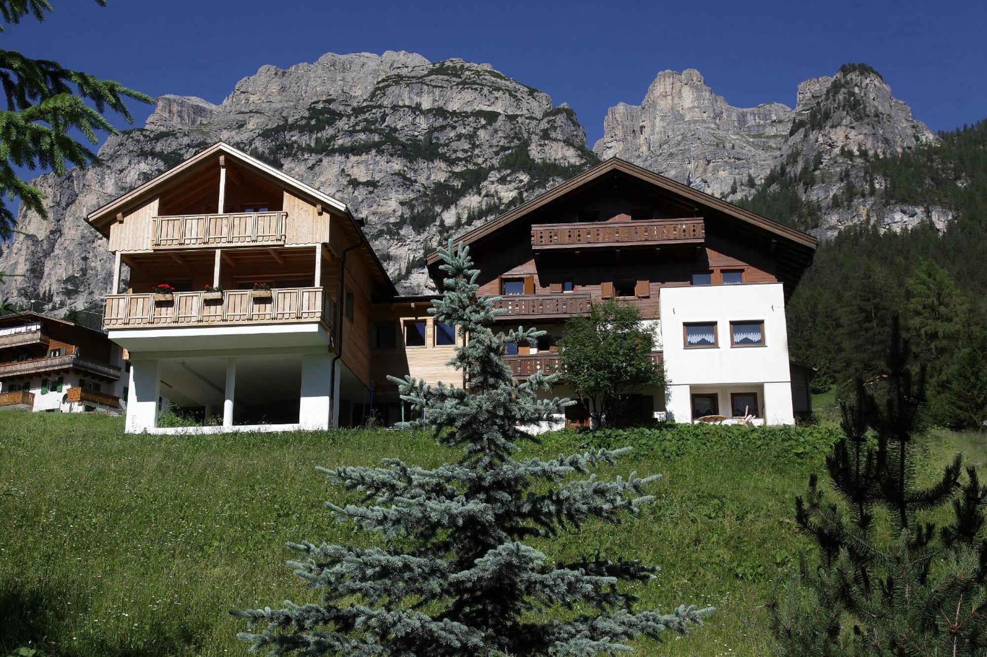 Ciasa Rosra Apartment La Villa  Bagian luar foto